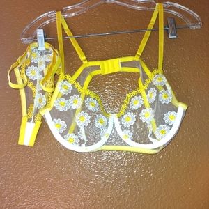 Bra and panty set. Yellow trim daisy print. Brand unknown